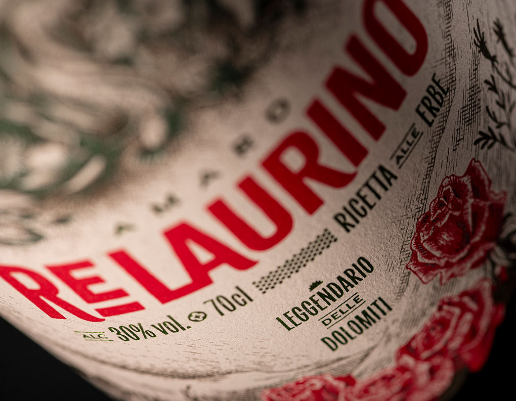 Dettaglio ravvicinato dell'etichetta di Amaro Re Laurino