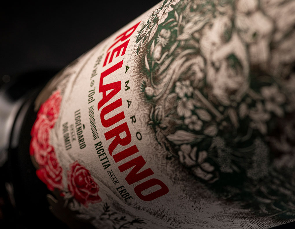 Etichetta di Amaro Re Laurino ripresa obliquamente, con le rose e l'illustrazione di Re Laurino
