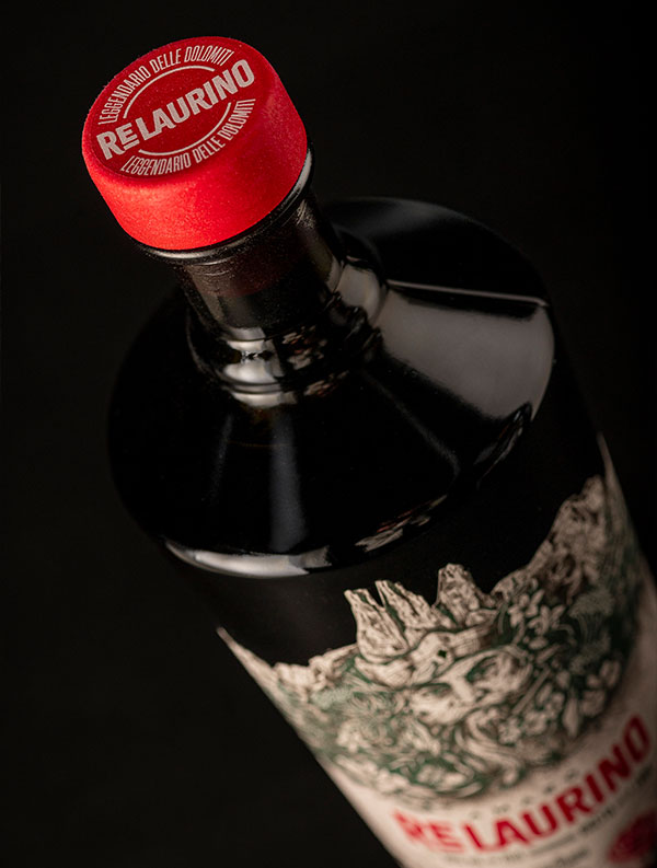 Dettaglio del tappo rosso della bottiglia di Amaro Re Laurino